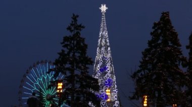 Noel ağacı ve dönme dolap geceleri