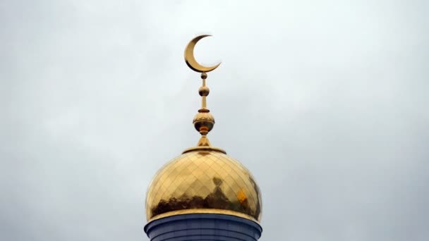 Moschee in Moskau - ein Turm mit Halbmond. — Stockvideo