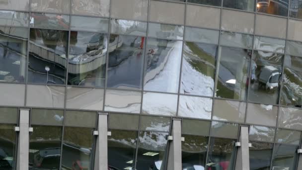 Reflexión en las ventanas de cristal de la calle . — Vídeos de Stock