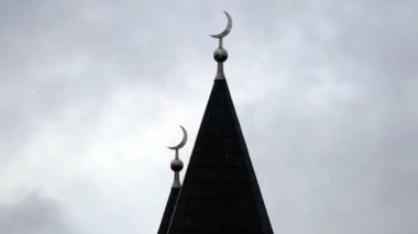 Hilal, Moskova ile bir caminin 2 kuleleri.