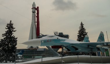 İlk roket Vostok ve kışın Moskova'da bir sergisinde avcı