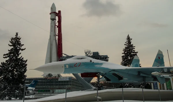 İlk roket Vostok ve kışın Moskova'da bir sergisinde avcı