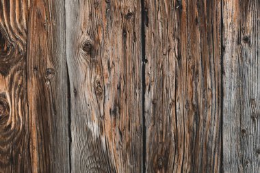 Dikey koyu ahşap kalaslar, çam ağacı, ahşap doku yüzeyi, yazı için yeri olan klasik arka plan, ahşap işlenmiş kereste, yatay yakın çekim fotoğraf. Yüksek kalite fotoğraf