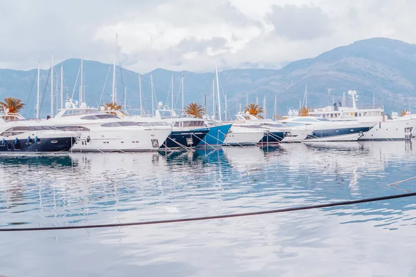 Marina Yachts Background Mountains Cloudy Day Prows Large Yachts High — Stock Photo, Image