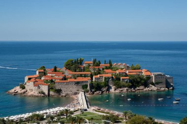 Güneşli günde, Karadağ 'ın St. Stephen adasının güzel manzarası. Aman Sveti Stefan, Budva. Yüksek kalite fotoğraf