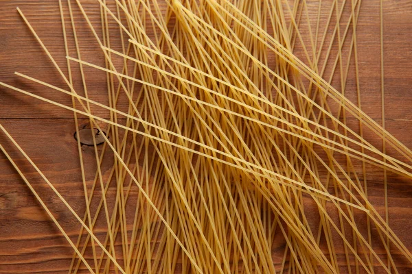 Желтые Спагетти Разбросаны Столу Итальянская Кухня Художественное Происхождение Спагетти Качественное — стоковое фото