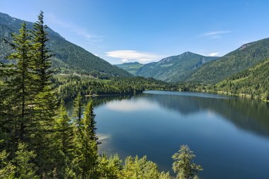 Üç vadi göl kenarında Revelstoke British Columbia Kanada