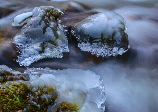 Icy mountain stream — Stock Photo, Image