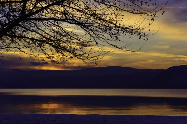 Pôr do sol no lago Okanagan no inverno — Fotografia de Stock