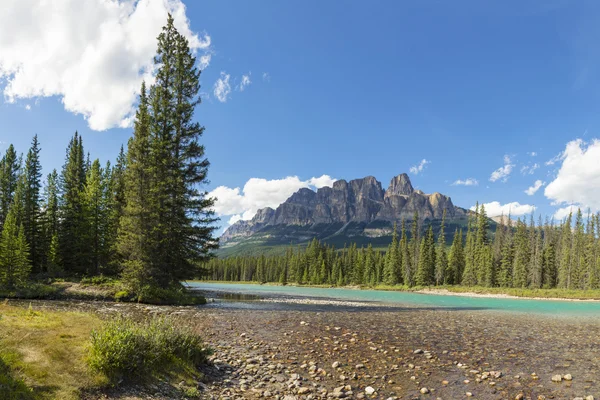 Bow Nehri ve kale Dağı Banff Ulusal Parkı