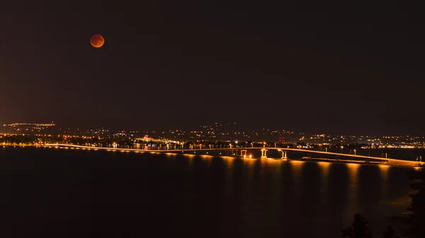 Okanagan Gölü köprü Kelowna Bc Kanada geceleri