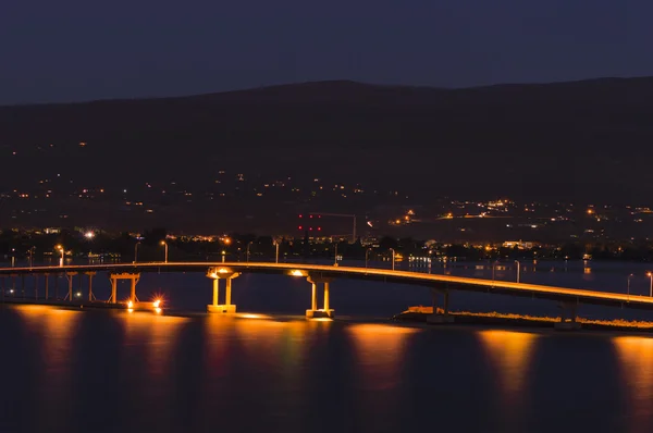 Okanagan Lake Bridge Kelowna BC Canada di notte — Foto Stock