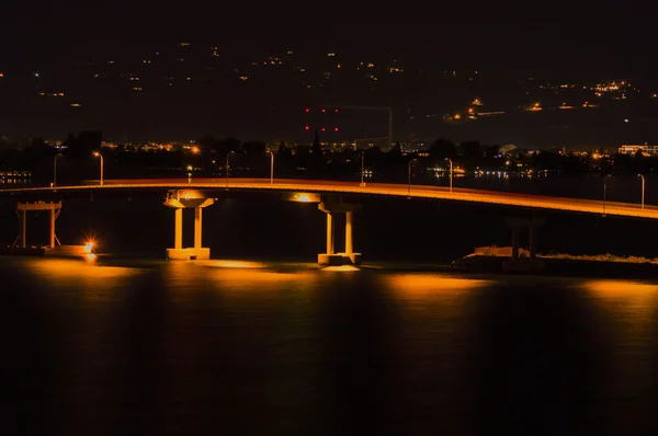 夜ケローナ Bc カナダのオカナガン湖橋 — ストック写真