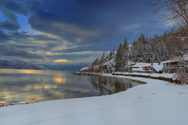 Okanagan Lake Kelowna Columbia Británica en invierno —  Fotos de Stock