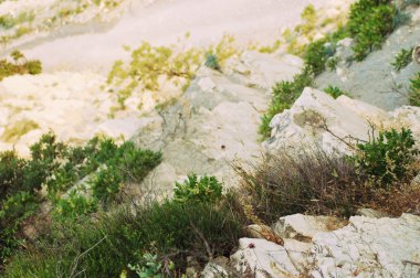 Alan toprak yol. Mavi gökyüzü ve bulutlar. 