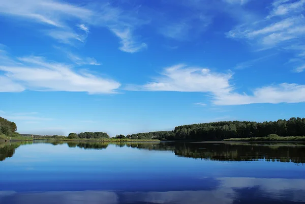 El río Ural bajo el cielo azul con nubes blancas Fotos De Stock Sin Royalties Gratis