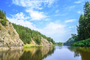 Ural Nehri Iset kıyısında bir kaya