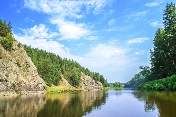 Una roca en la orilla del río Ural Iset Imágenes De Stock Sin Royalties Gratis