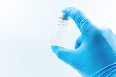 Doktor Beyaz Aşı kavanozundaki aşı kavramının kopyası. Aşı kavramı, koronavirüsle mücadele, aşı ve tedavi, tıbbi konsept, mavi arka planda izole edilmiş..