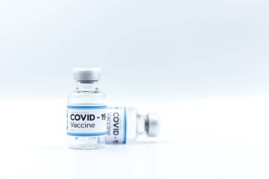 Covid 19 Coronavirus 'u tedavi etmek için aşı ve şırınga ile fotokopi alanı, tedavi. Beyaz arka planda izole edilmiş önleme, aşılama ve tedavi, tıbbi konsept kullanımı