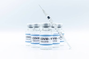Covid 19 Coronavirus 'u tedavi etmek için aşı ve şırınga ile fotokopi alanı, tedavi. Beyaz arka planda izole edilmiş önleme, aşılama ve tedavi, tıbbi konsept kullanımı