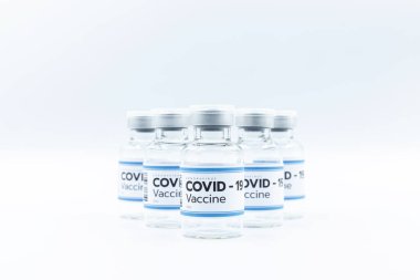 Covid 19 Coronavirus 'u tedavi etmek için aşı ve şırınga ile fotokopi alanı, tedavi. Beyaz arka planda izole edilmiş önleme, aşılama ve tedavi, tıbbi konsept kullanımı