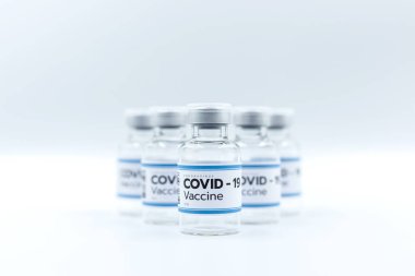 Covid 19 Coronavirus 'u tedavi etmek için aşı ve şırınga ile fotokopi alanı, tedavi. Beyaz arka planda izole edilmiş önleme, aşılama ve tedavi, tıbbi konsept kullanımı