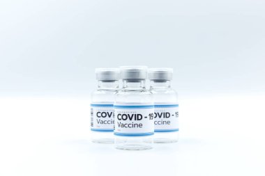 Covid 19 Coronavirus 'u tedavi etmek için aşı ve şırınga ile fotokopi alanı, tedavi. Beyaz arka planda izole edilmiş önleme, aşılama ve tedavi, tıbbi konsept kullanımı