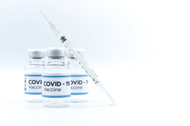 Covid 19 Coronavirus 'u tedavi etmek için aşı ve şırınga ile fotokopi alanı, tedavi. Beyaz arka planda izole edilmiş önleme, aşılama ve tedavi, tıbbi konsept kullanımı