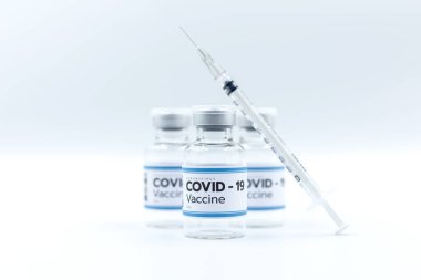 Covid 19 Coronavirus 'u tedavi etmek için aşı ve şırınga ile fotokopi alanı, tedavi. Beyaz arka planda izole edilmiş önleme, aşılama ve tedavi, tıbbi konsept kullanımı