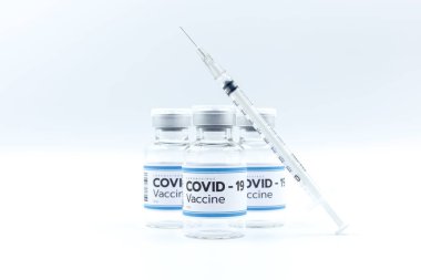 Covid 19 Coronavirus 'u tedavi etmek için aşı ve şırınga ile fotokopi alanı, tedavi. Beyaz arka planda izole edilmiş önleme, aşılama ve tedavi, tıbbi konsept kullanımı