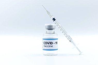 Covid 19 Coronavirus 'u tedavi etmek için aşı ve şırınga ile fotokopi alanı, tedavi. Beyaz arka planda izole edilmiş önleme, aşılama ve tedavi, tıbbi konsept kullanımı