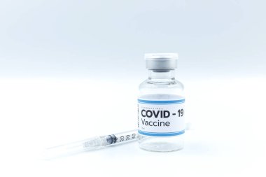 Covid 19 Coronavirus 'u tedavi etmek için aşı ve şırınga ile fotokopi alanı, tedavi. Beyaz arka planda izole edilmiş önleme, aşılama ve tedavi, tıbbi konsept kullanımı