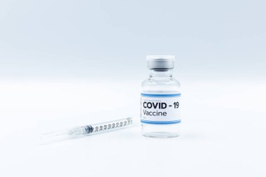 Covid 19 Coronavirus 'u tedavi etmek için aşı ve şırınga ile fotokopi alanı, tedavi. Beyaz arka planda izole edilmiş önleme, aşılama ve tedavi, tıbbi konsept kullanımı