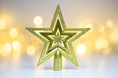 Bulanık Sarı Işıklara karşı Noel Yıldızı Süslemesi