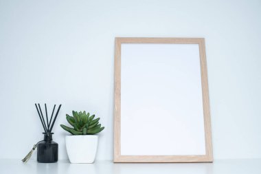 Beyaz Masada Sulu Bitki ve Reed Yayıcısı ile Dikey Ahşap Çerçeve Yapılandırması