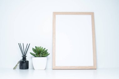 Beyaz Masada Sulu Bitki ve Reed Yayıcısı ile Dikey Ahşap Çerçeve Yapılandırması