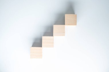 Beyaz arka planı olan ahşap merdiven