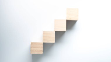 Beyaz tahta basamaklı merdivenler.