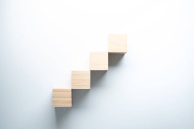 beyaz zemin üzerinde merdiven