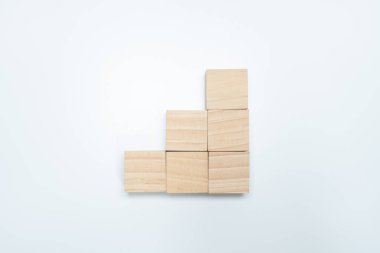 Beyaz arkaplanda tahta bloklar