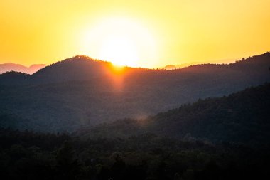 Altın Güneş, Bereketli Dağ Arkasında Batıyor