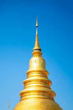 Berrak Mavi Gök 'ün altındaki görkemli Altın Pagoda Yeşiller, Geleneksel Tayland Budist Mimarisi