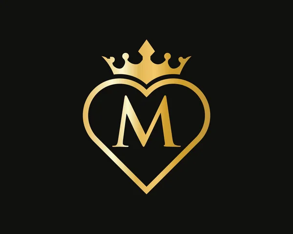 クラウンと愛の形をした初期Mロゴ ハートレターMロゴデザイン ゴールド ファッション 化粧品ビジネス サロン ヨガベクトルラグジュアリーコンセプトテンプレート — ストックベクタ
