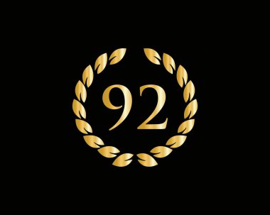 92 Yıllık Yüzük Logosu Şablonu. 92 Yıl Yıldönümü Logosu, Kara Arkaplandaki Altın Yüzükle, Doğum günü, Yıldönümü ve Şirket Kutlamaları İçin