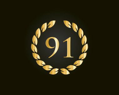91 Yıllık Yüzük Logosu Şablonu. Siyah arka planda altın yüzüklü 91 yıllık logo, doğum günü, yıldönümü ve şirket kutlamaları için izole edilmiş.