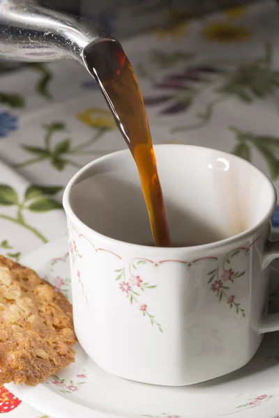 Kaffee in Tasse gegossen — Stockfoto