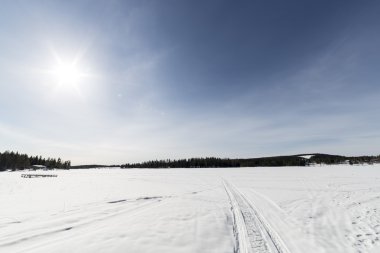 İsveç gölde kar kaplı