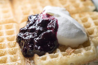 Böğürtlenli reçel ve krema ile gözleme