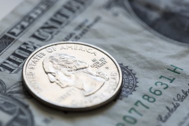 Çeyrek üzerimize dolarlık banknot